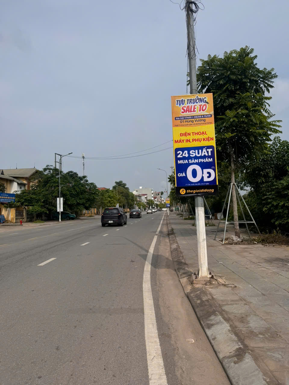 Treo phướn dọc quảng cáo trên cột đèn đường
