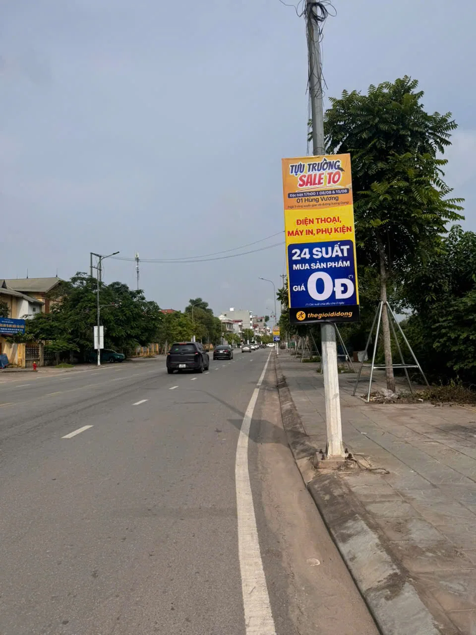 Treo phướn dọc quảng cáo trên cột đèn đường