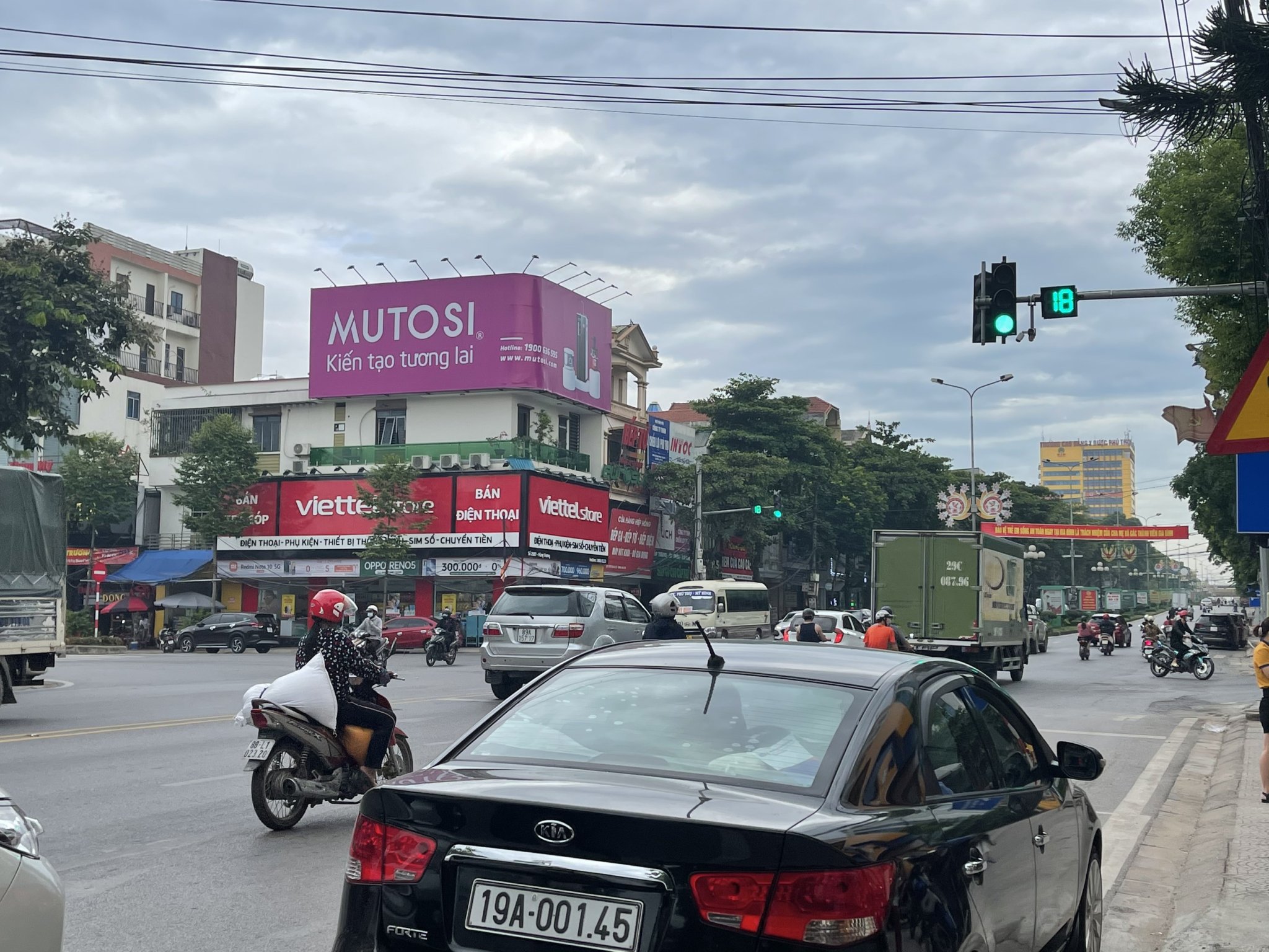Gia công và lắp đặt pano tấm lớn của Hùng Phát